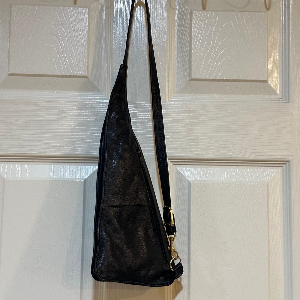 Shveta Black Pebbled Leather Sling Bag Crossbody Teardrop Backpack Gold Hardware - Picture 3 of 10